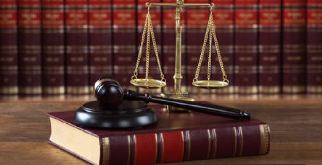 Cosa dice la legislazione francese sull'uso degli anglicismi nella pubblicità?
